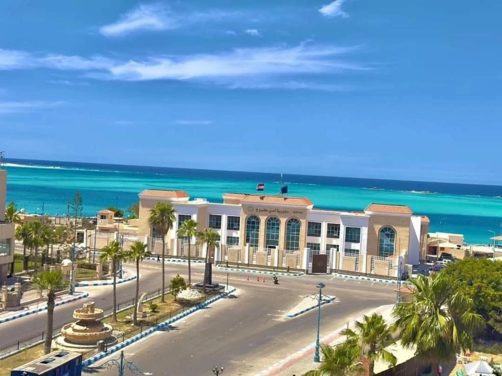 سكن مصيفي على البحر مباشرة رفاهية وإطلالة لا تُقدر بثمن